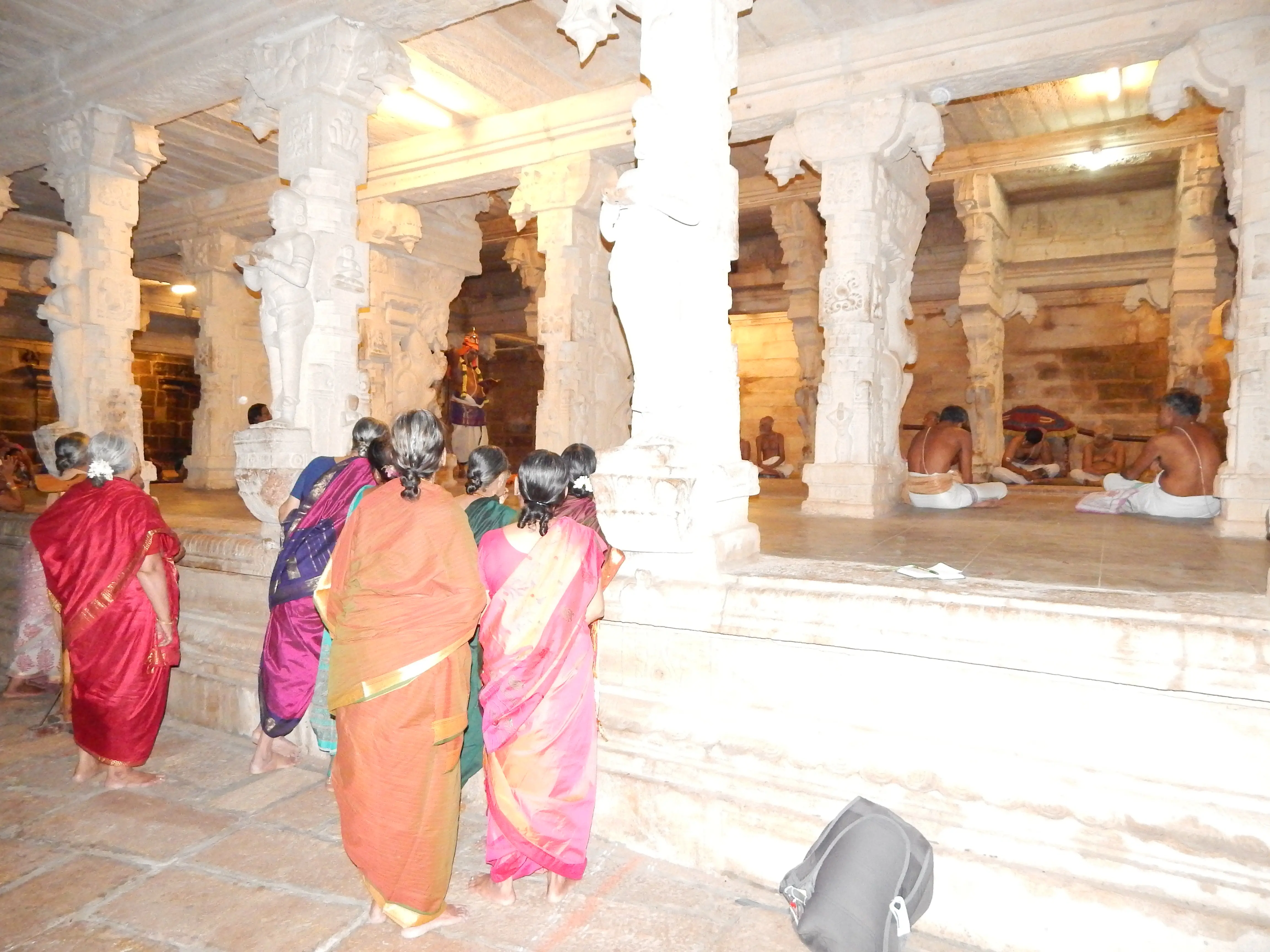 Women watch the Araiyar perform Muttukkuṟi from a lower vantage, Pakal Pattu Maṇṭapam, Ādi Nātha Perumāḷ Temple, Alvar Tirunagari, Dec. 20, 2015. Photograph by Archana Venkatesan.